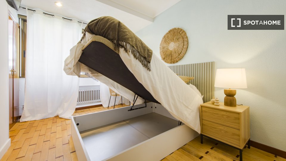 Double room Madrid, 7 beds, 135m² — photo 3