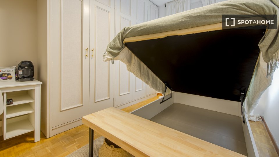 Double room Madrid, 5 beds, 125m² — photo 7