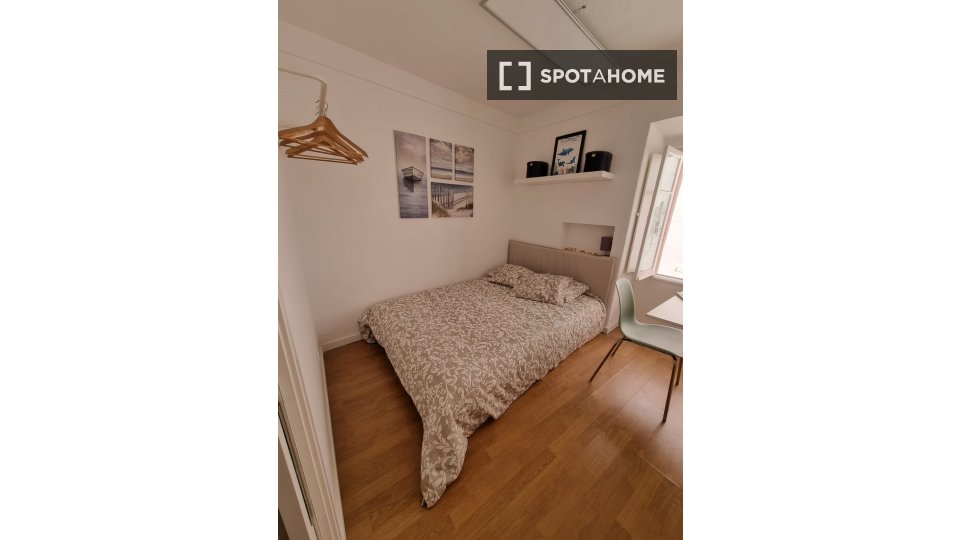 Double room Lisbon, 3 beds — photo 10