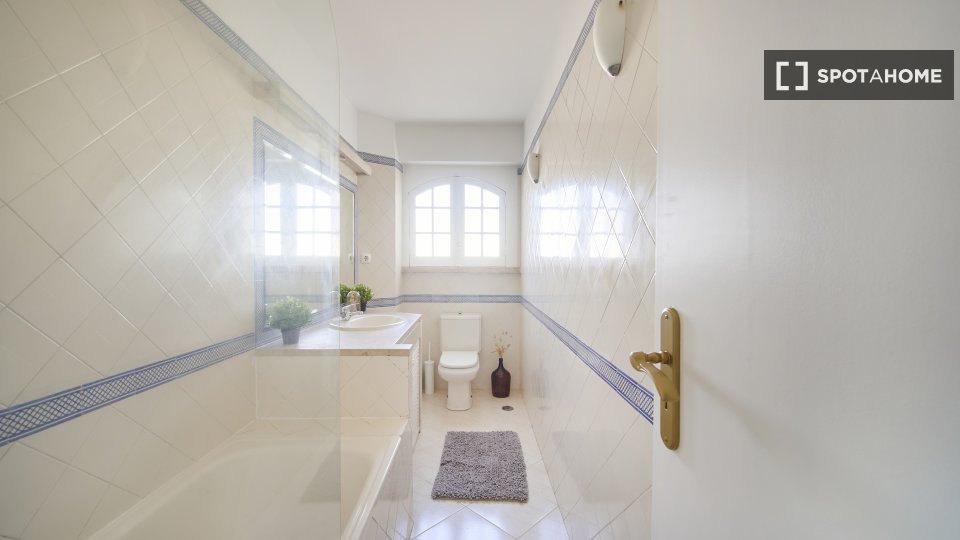 Double room Lisbon, 5 beds — photo 16