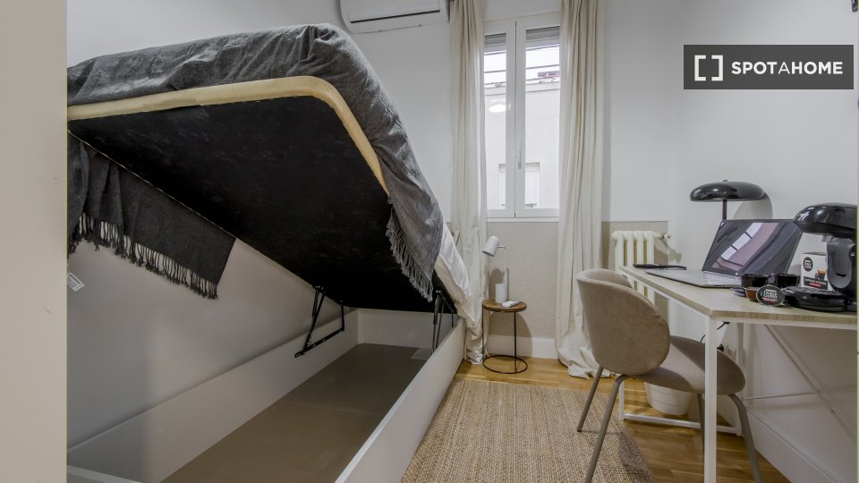 Double room Madrid, 7 beds, 180m² — photo 22