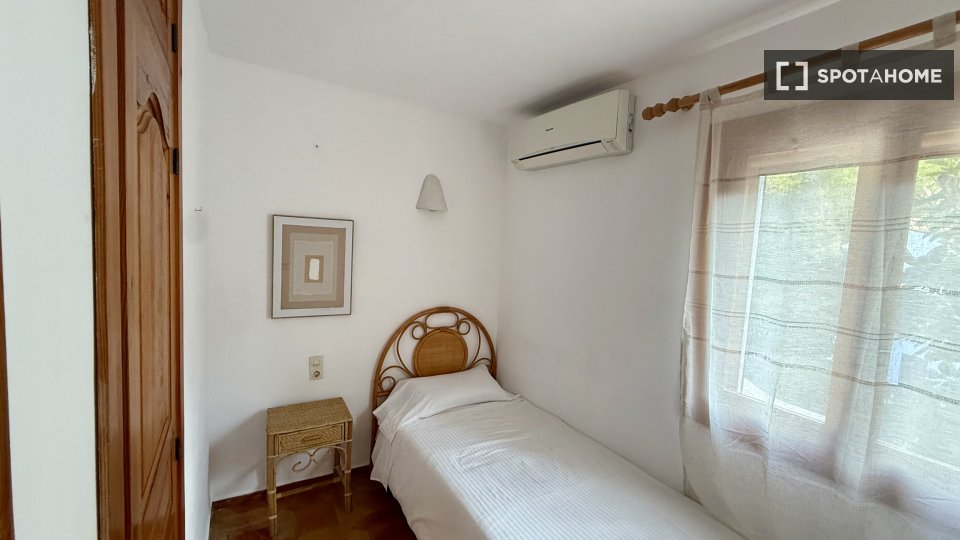 Apartment Alicante, 4 beds — photo 4