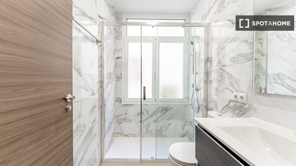 Double room Madrid, 18 beds, 450m² — photo 18