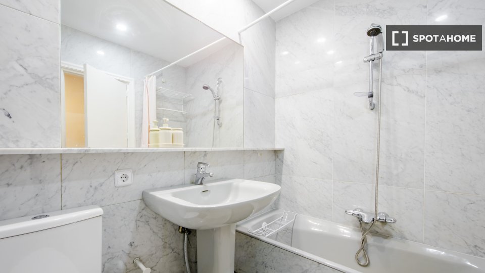 Double room Madrid, 6 beds, 120m² — photo 6