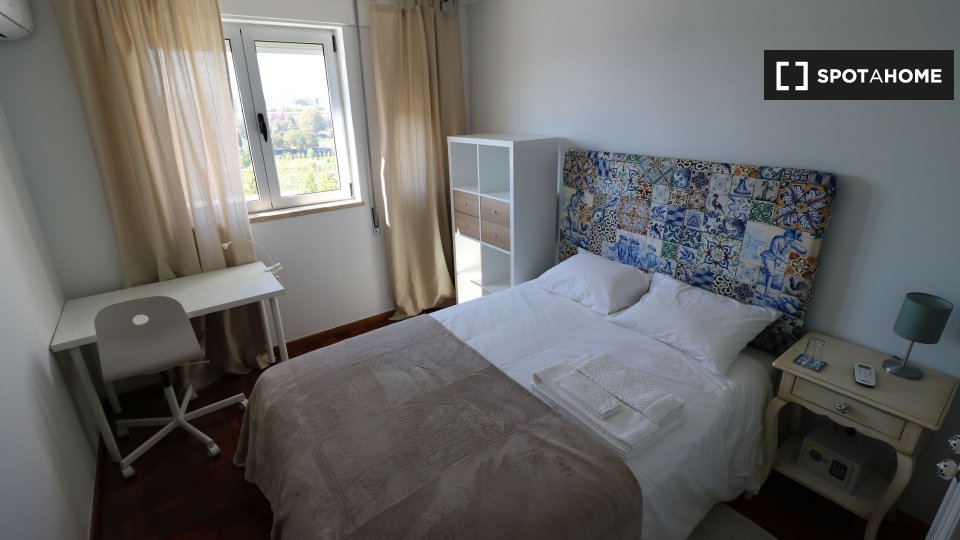 Double room Lisbon, 3 beds, 69m² — photo 5