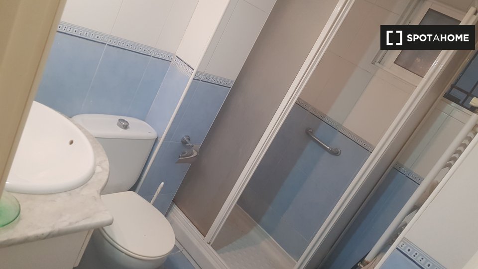 Double room Madrid, 2 beds — photo 3