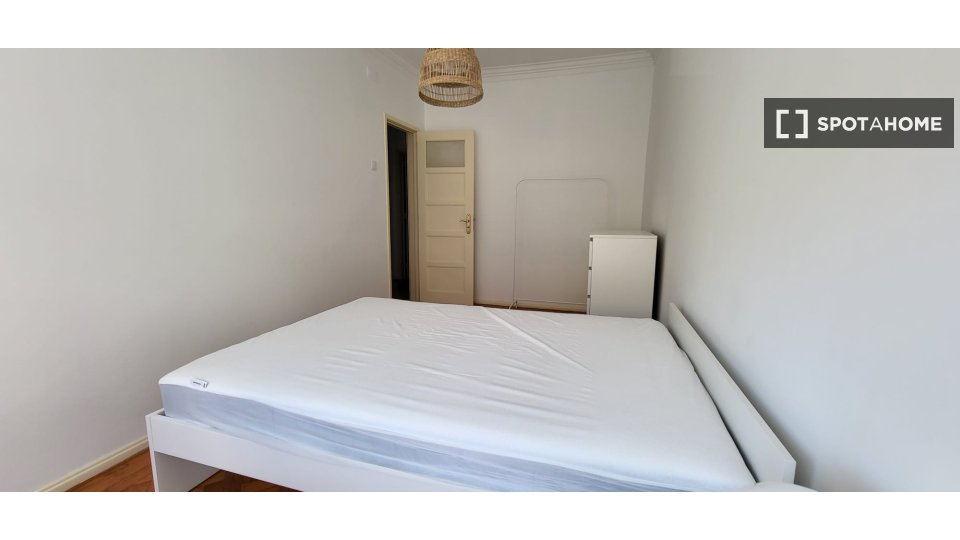 Double room Lisbon, 3 beds, 90m² — photo 2