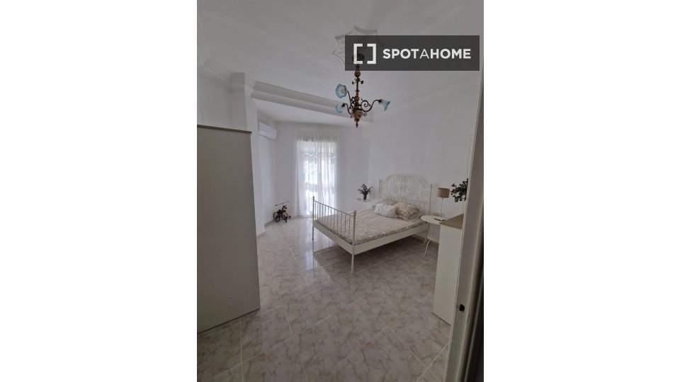 Double room Valencia, 3 beds, 142m² — photo 2