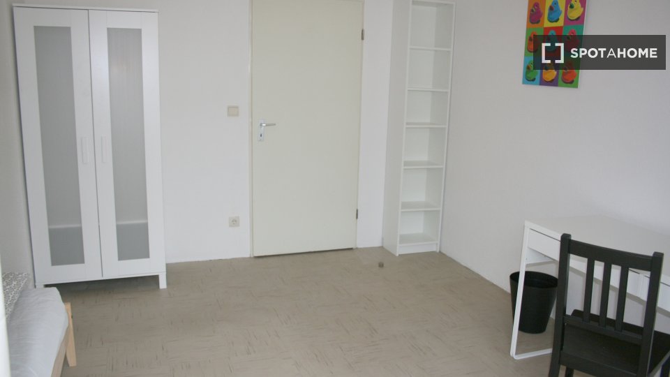 Double room Berlin, 4 beds, 81m² — photo 16