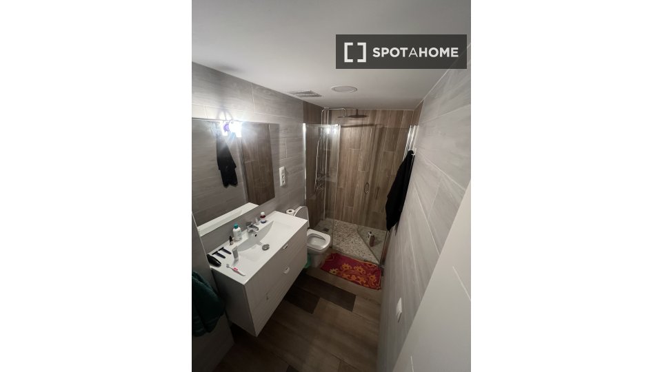Double room Barcelona, 3 beds, 80m² — photo 4
