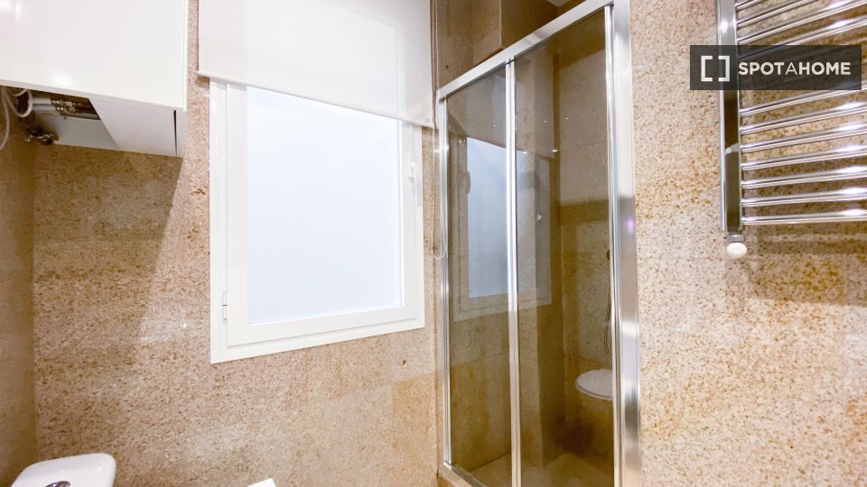 Double room Madrid, 3 beds, 60m² — photo 6