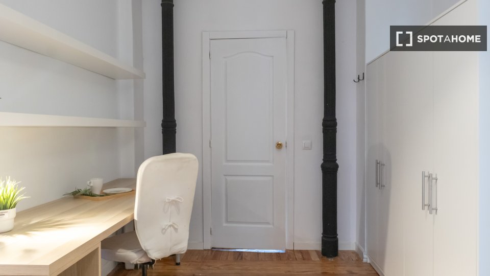 Double room Madrid, 7 beds, 160m² — photo 32