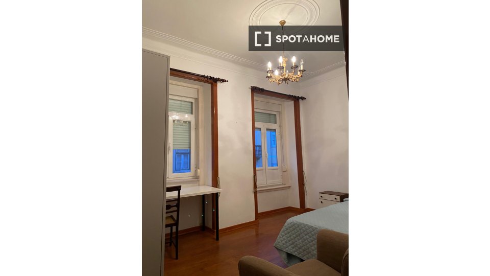Double room Lisbon, 3 beds, 70m² — photo 17