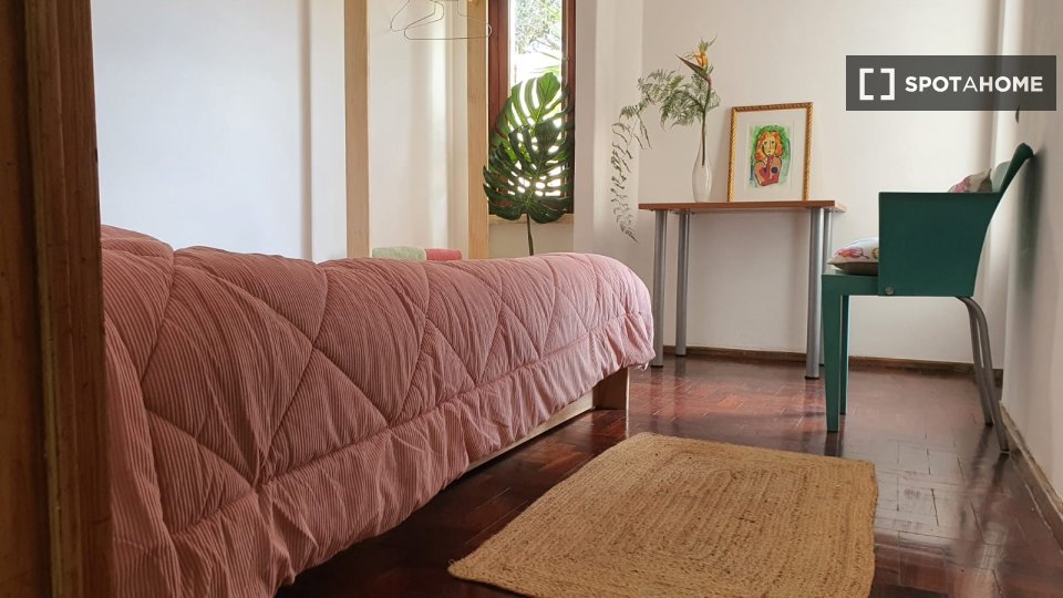 Double room Lisbon, 3 beds — photo 9