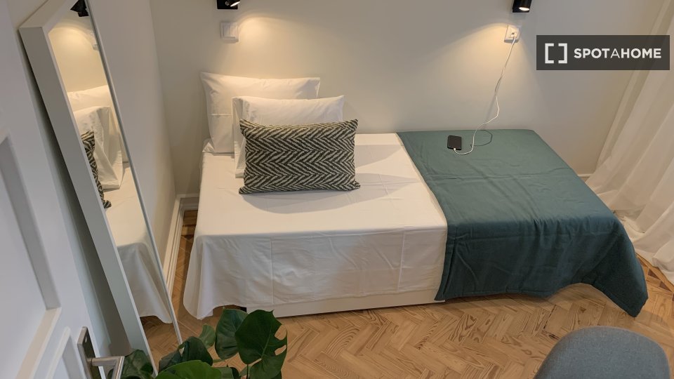 Double room Lisbon, 4 beds, 80m² — photo 3
