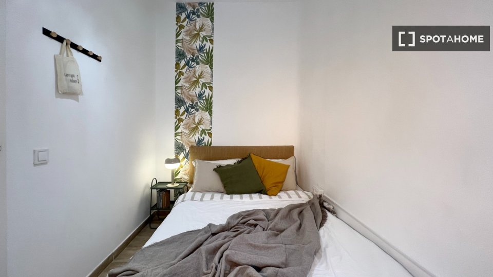 Double room Madrid, 3 beds — photo 22