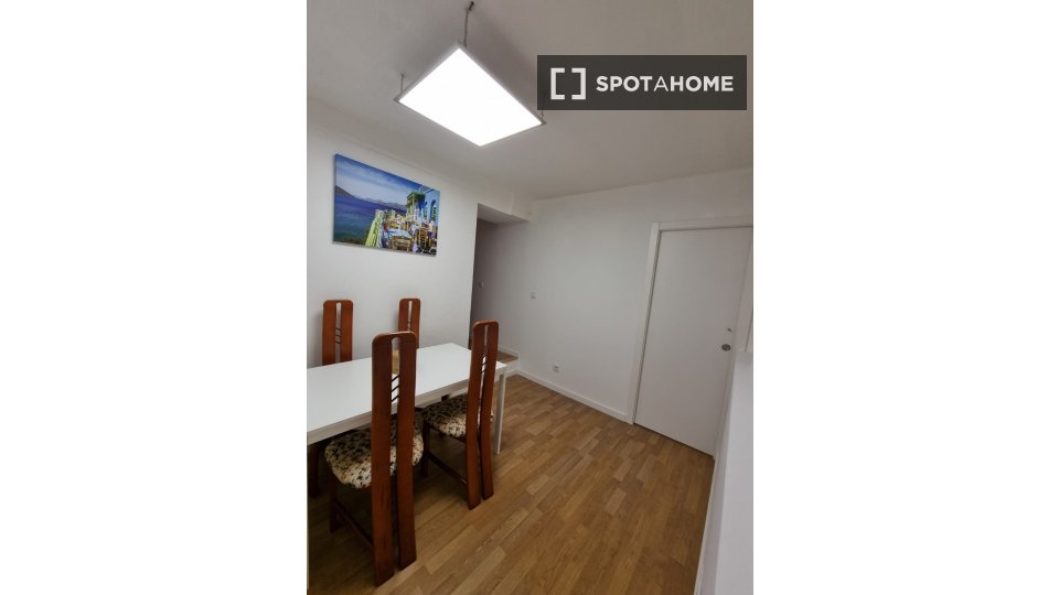 Double room Lisbon, 3 beds — photo 16