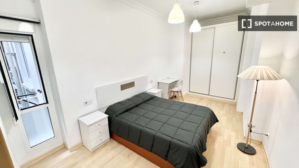 Double room Valencia, 3 beds, 103m² — photo 33