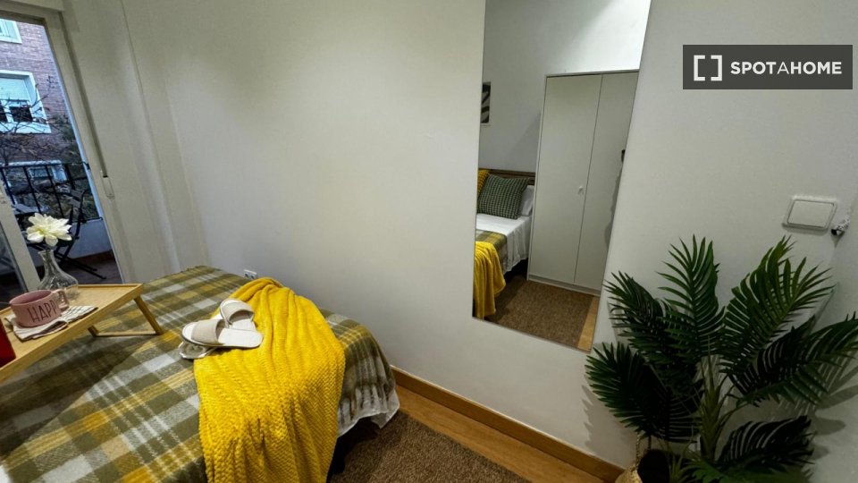 Double room Madrid, 5 beds — photo 4