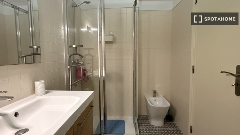 Double room Lisbon, 4 beds — photo 16