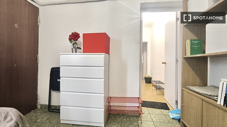 Double room Madrid, 3 beds, 70m² — photo 35