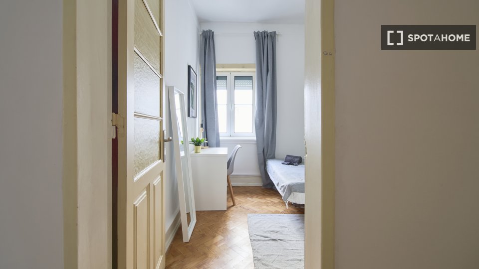 Double room Lisbon, 5 beds — photo 10
