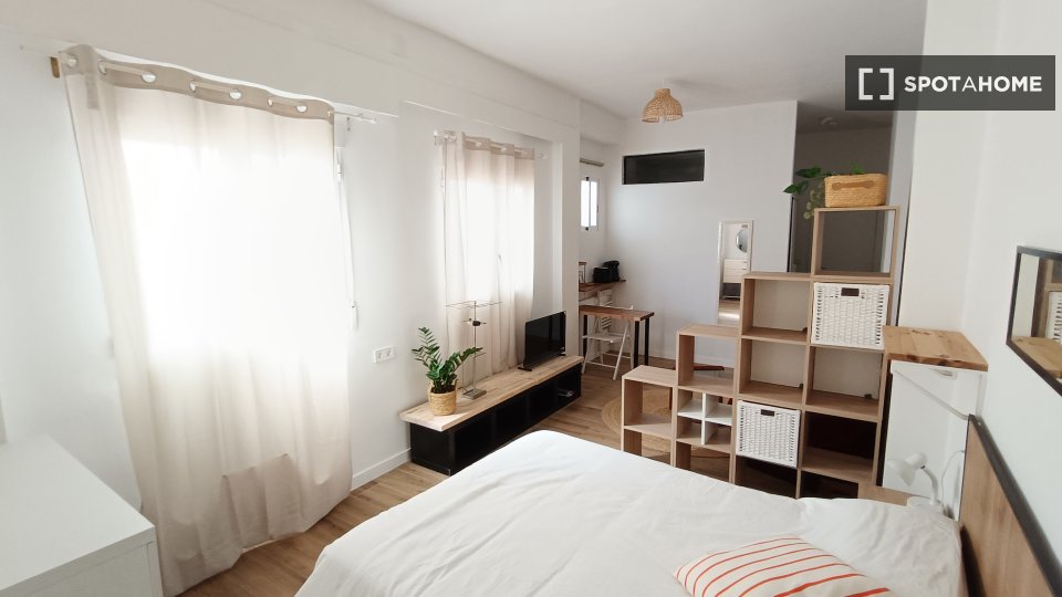 Double room Valencia, 1 bed, 155m² — photo 1