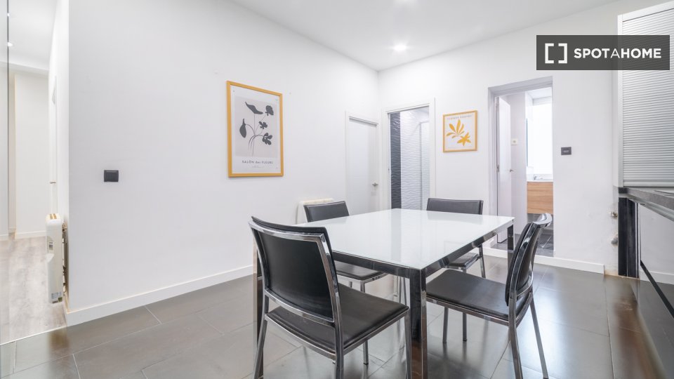 Double room Madrid, 9 beds, 108m² — photo 15