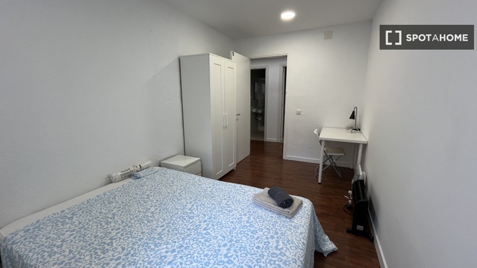 Camera in affitto in un appartamento condiviso con 13 camere da letto a Barcellona. - in Barcelona