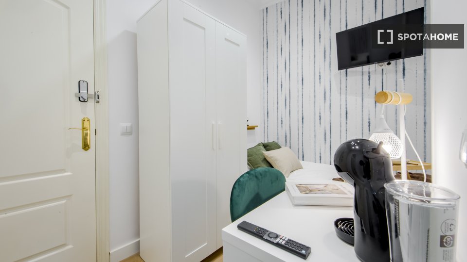 Camera in appartamento condiviso con 9 posti letto, Recoletos, Madrid - en Madrid
