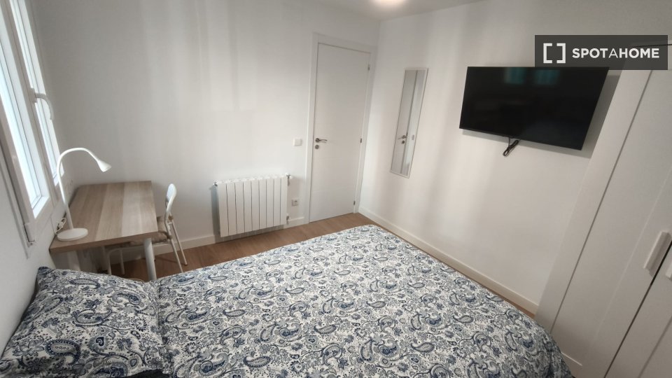 Double room Madrid, 3 beds, 50m² — photo 1