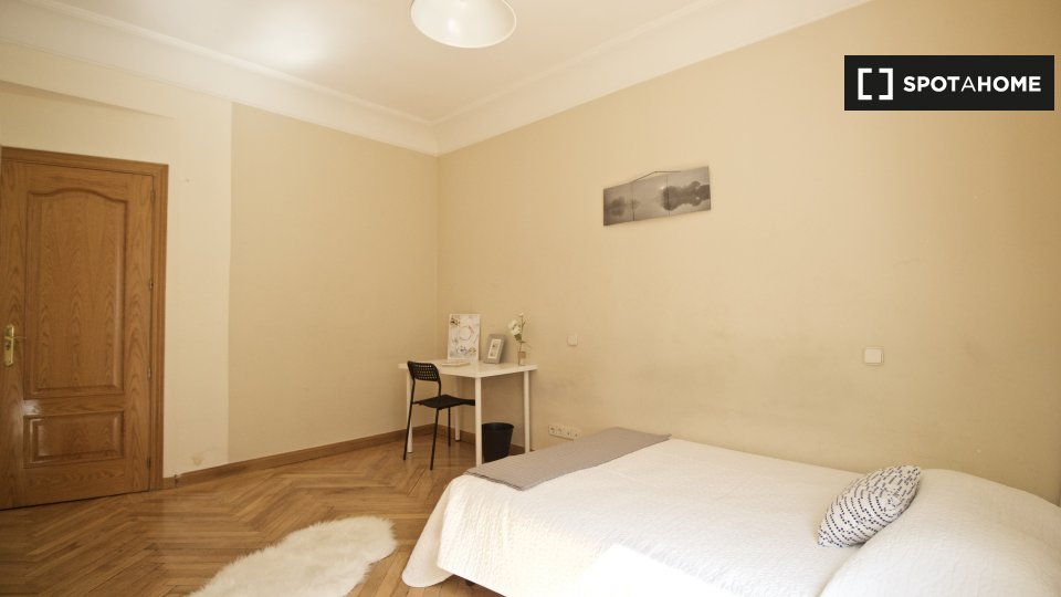 Double room Madrid, 6 beds, 140m² — photo 1