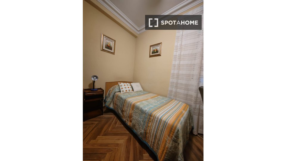 Double room Madrid, 3 beds — photo 7