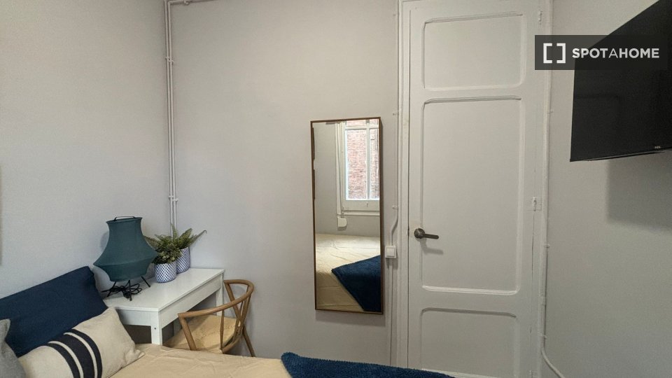 Double room Barcelona, 5 beds, 80m² — photo 12