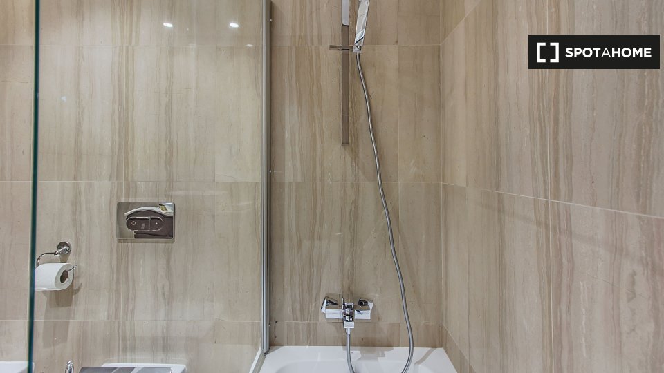 Apartment Lisbon, 2 beds, 95m² — photo 28