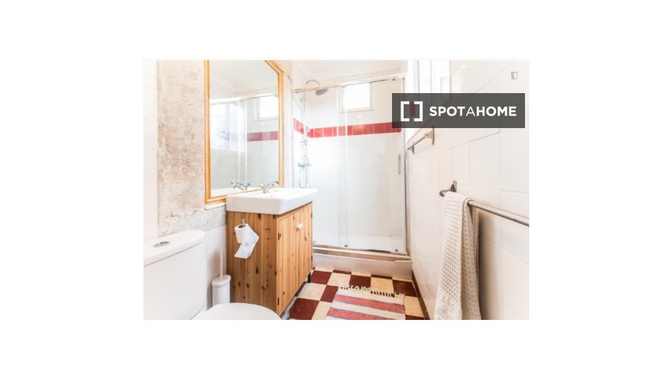 Double room Lisbon, 3 beds, 70m² — photo 13