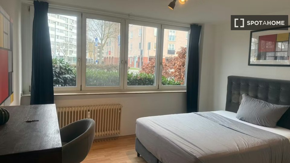 Double room Dusseldorf, 3 beds, 80m² — photo 14