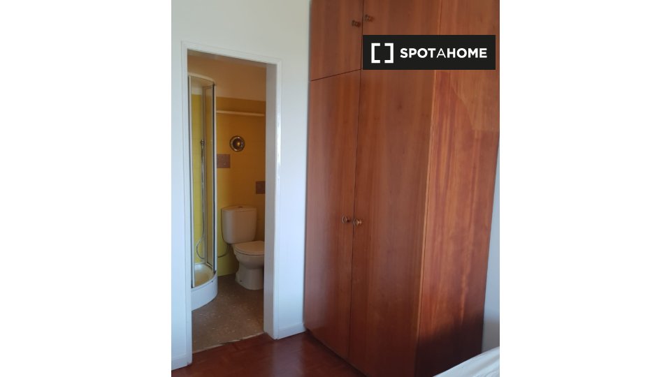 Double room Lisbon, 4 beds — photo 15