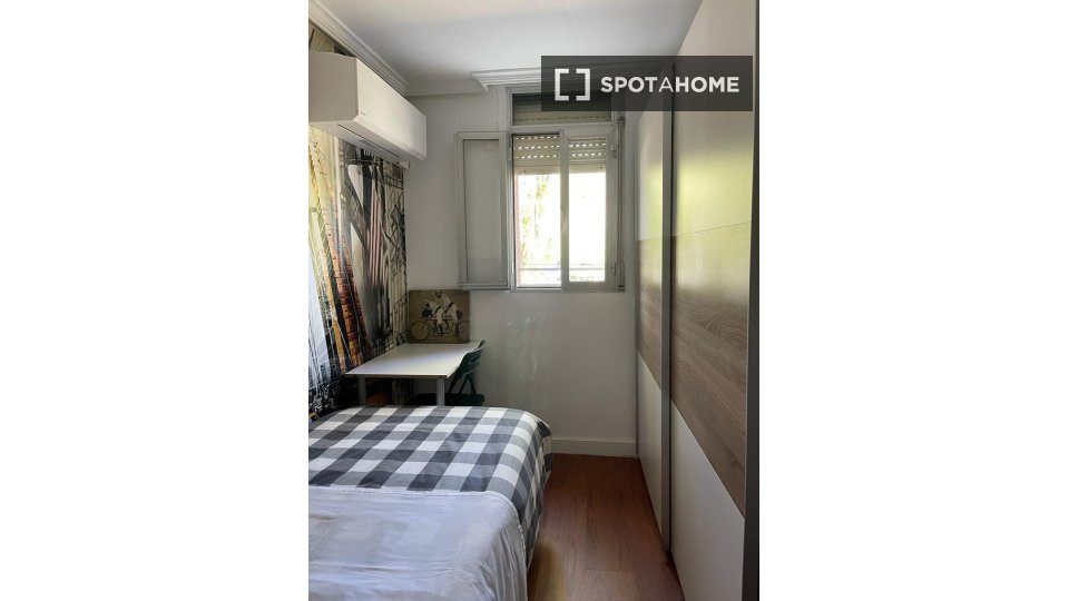 Double room Madrid, 3 beds — photo 14