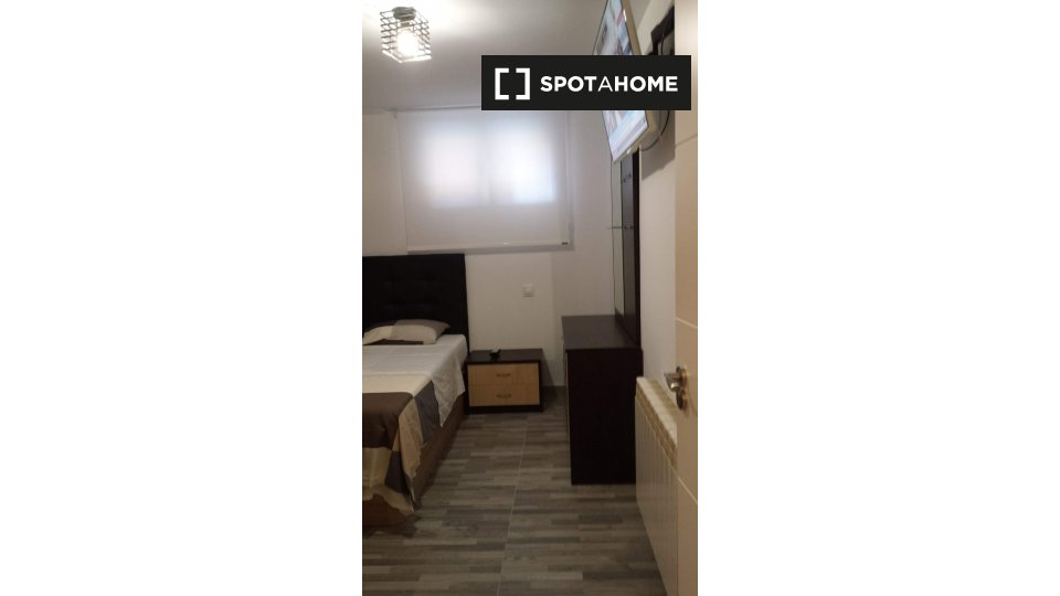 Double room Madrid, 3 beds, 68m² — photo 1