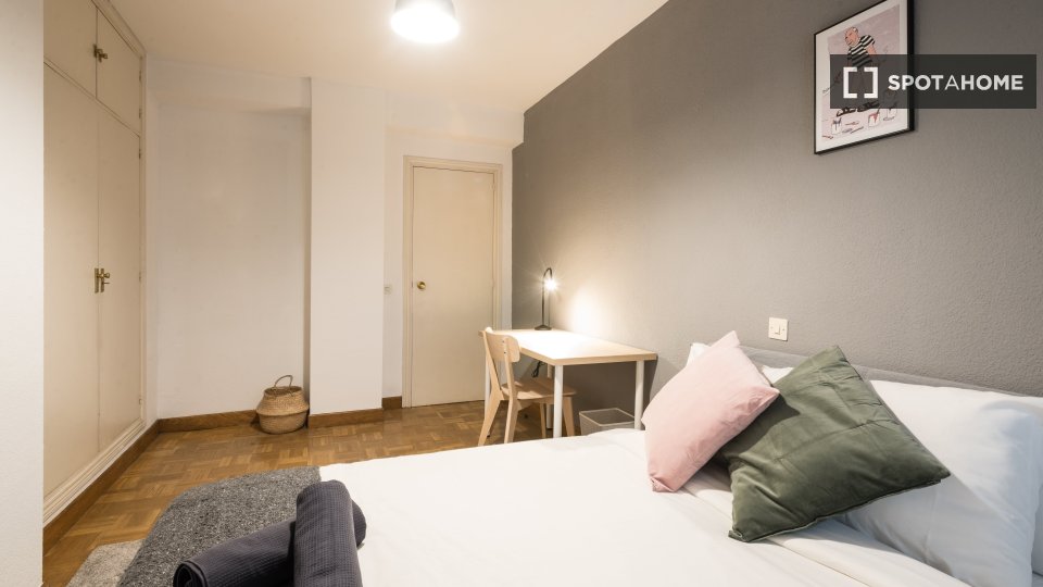 Double room Madrid, 5 beds, 175m² — photo 1