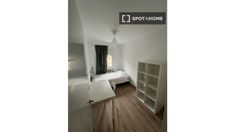 Double room Madrid, 4 beds, 65m² — photo 10