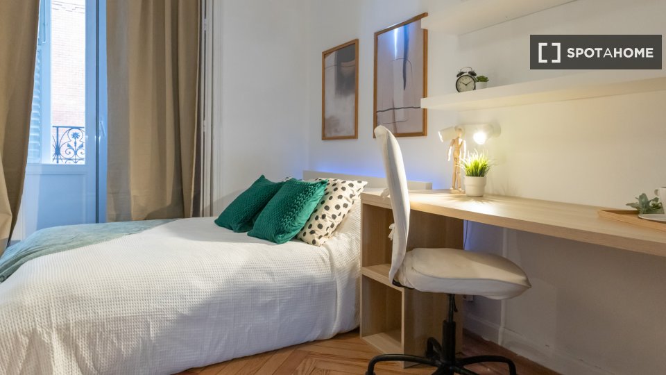 Double room Madrid, 7 beds, 160m² — photo 34