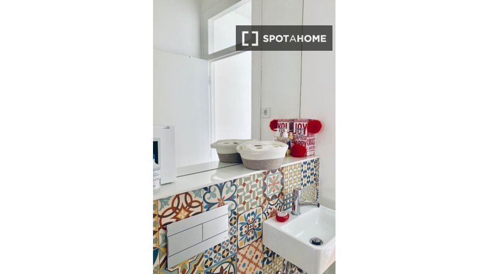 Apartment Lisbon, 2 beds, 54m² — photo 24