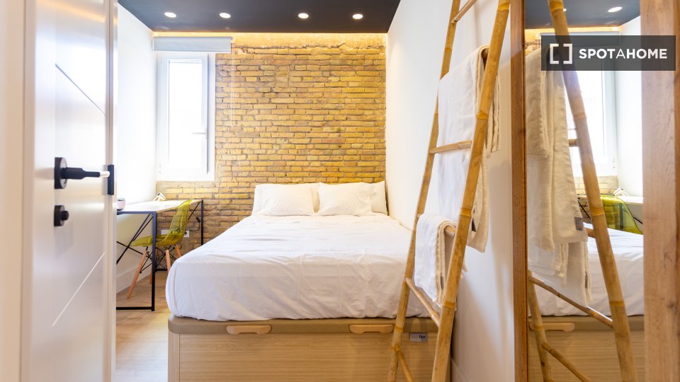 Rooms for rent in 5-bedroom apartment in Valencia