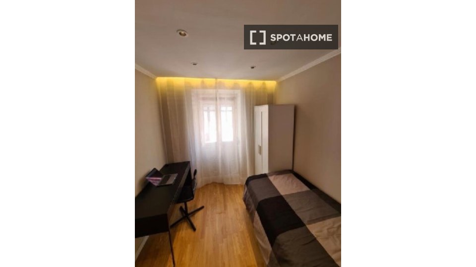 Double room Lisbon, 3 beds, 40m² — photo 7