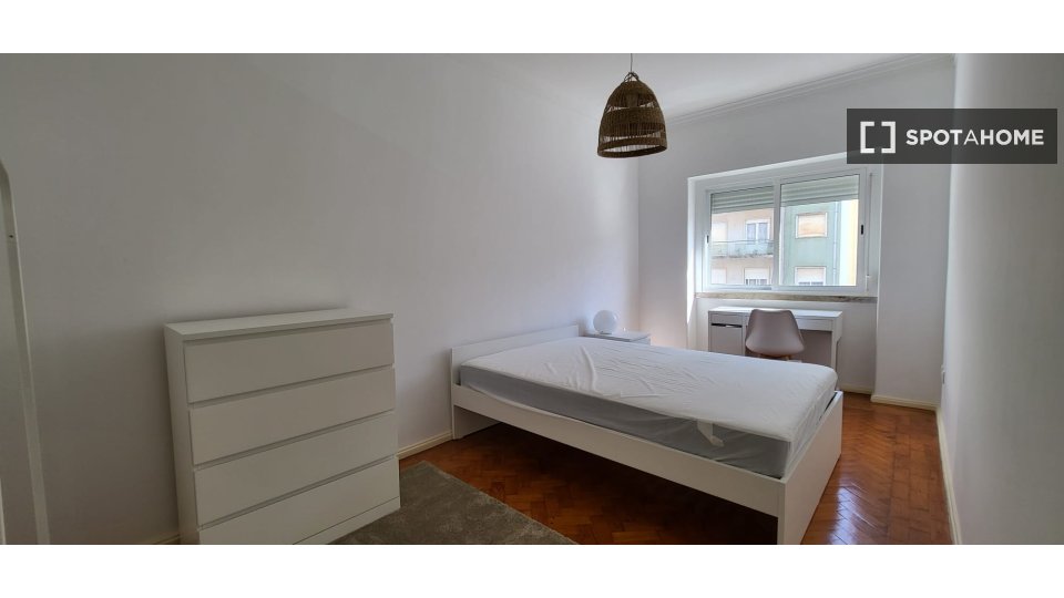 Double room Lisbon, 3 beds, 90m² — photo 1
