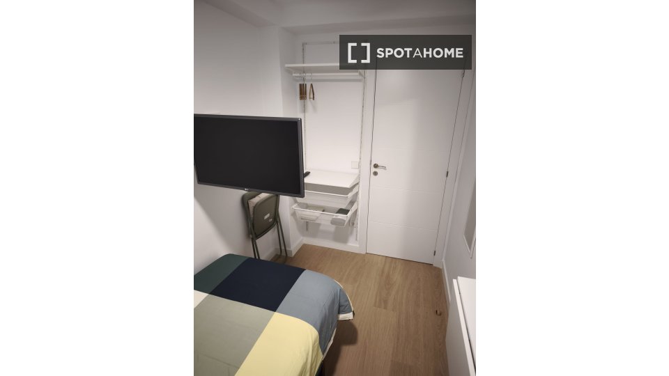 Double room Madrid, 3 beds, 50m² — photo 5