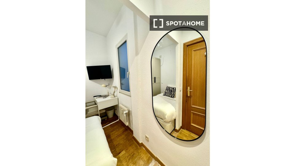 Double room Madrid, 6 beds — photo 18