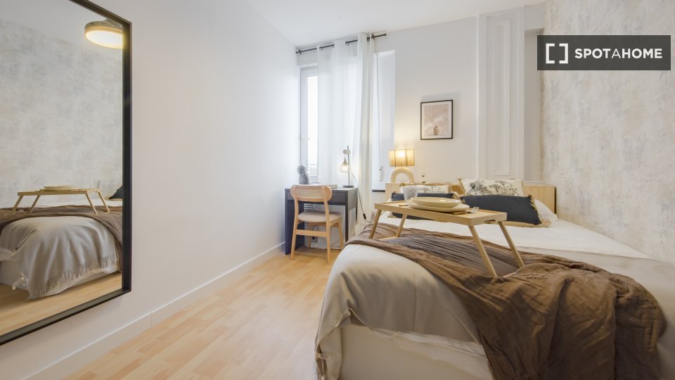 Stanza in un appartamento condiviso con 8 camere da letto in affitto a Ríos Rosas - en Madrid